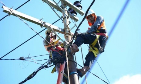 petugas-pln-sedang-melakukan-perbaikan-kabel-listrik