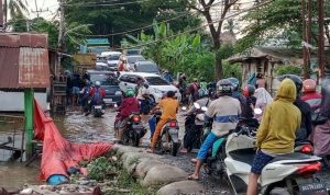 Jalan-Lettu-Karim-Kadir-Gandus-Palembang-Rusak-Parah-Seperti-Kolam-Saat-Sungai-Musi-Pasang
