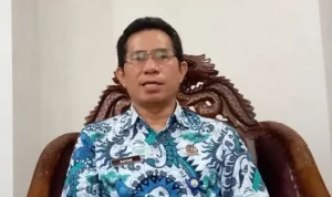 Kepala-Stasiun-Klimatologi-Kelas-I-Sumsel-Wandayantolis.jpg-696x464-1