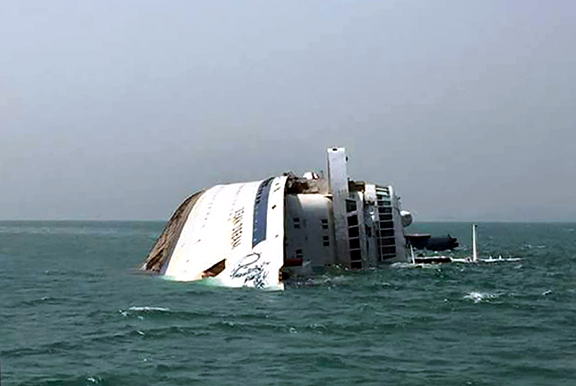 Chinese abandoned cruise ship sank off into the sea