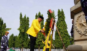 Sekretaris DPD Golkar Sumsel saat meletakan karang bunga