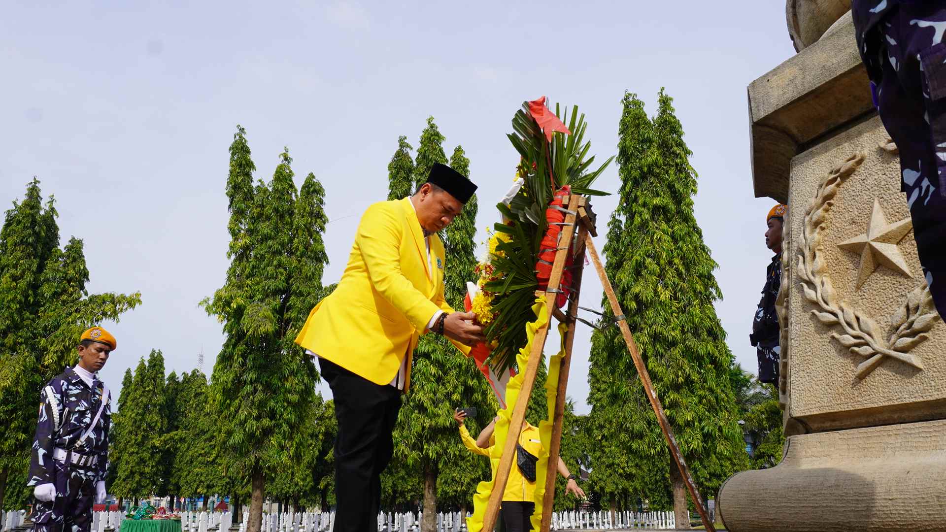 Sekretaris DPD Golkar Sumsel saat meletakan karang bunga