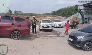 Petugas Satlantas Banyuasin mengatur kendaraan lewat gerbang tol Pulau Rimau